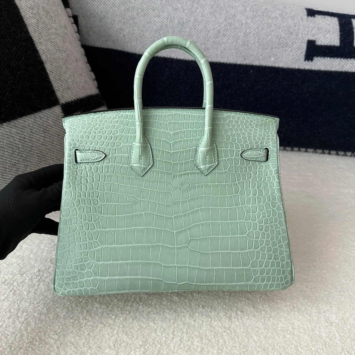 HERMÈS SET – KELLY 28 VERT D’EAU ALLIGATOR LIMITED EDITION & ORAN SANDALS GREEN