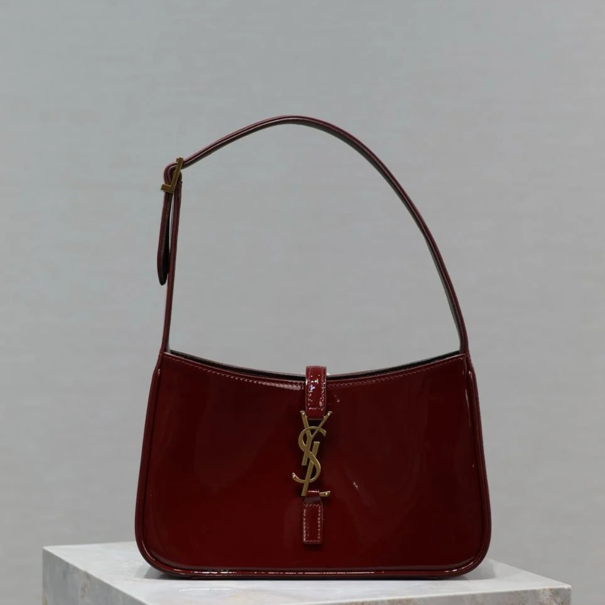 YVES SAINT LAURENT LE 5 À 7 BAG IN PATENT LEATHER